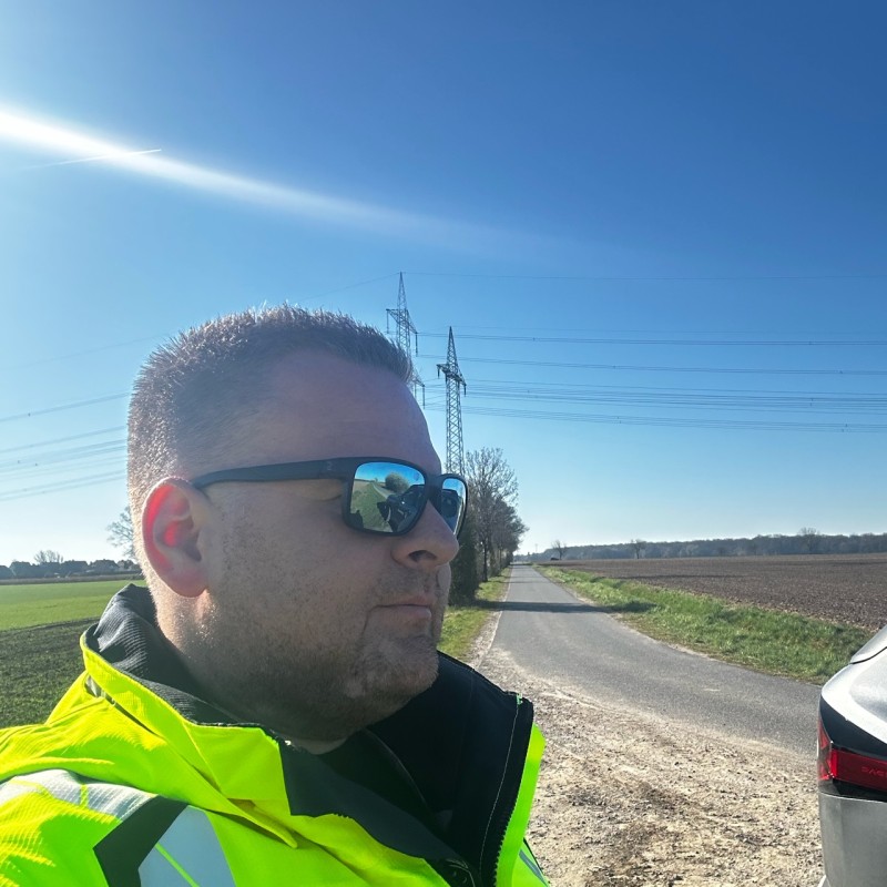 Łukasz Zieleniewicz podczas pracy w terenie przy infrastrukturze energetycznej